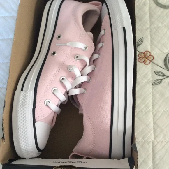 Converse shoes - Picture 2 of 6